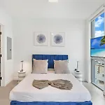Modern Luxe Studio In Downtown Miami With Rooftop Pool And Gym
