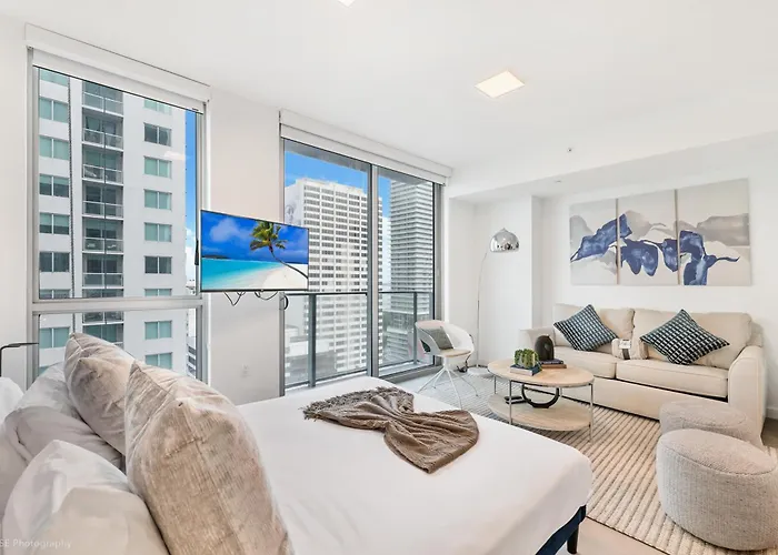 Modern Luxe Studio In Downtown Miami With Rooftop Pool And Gym