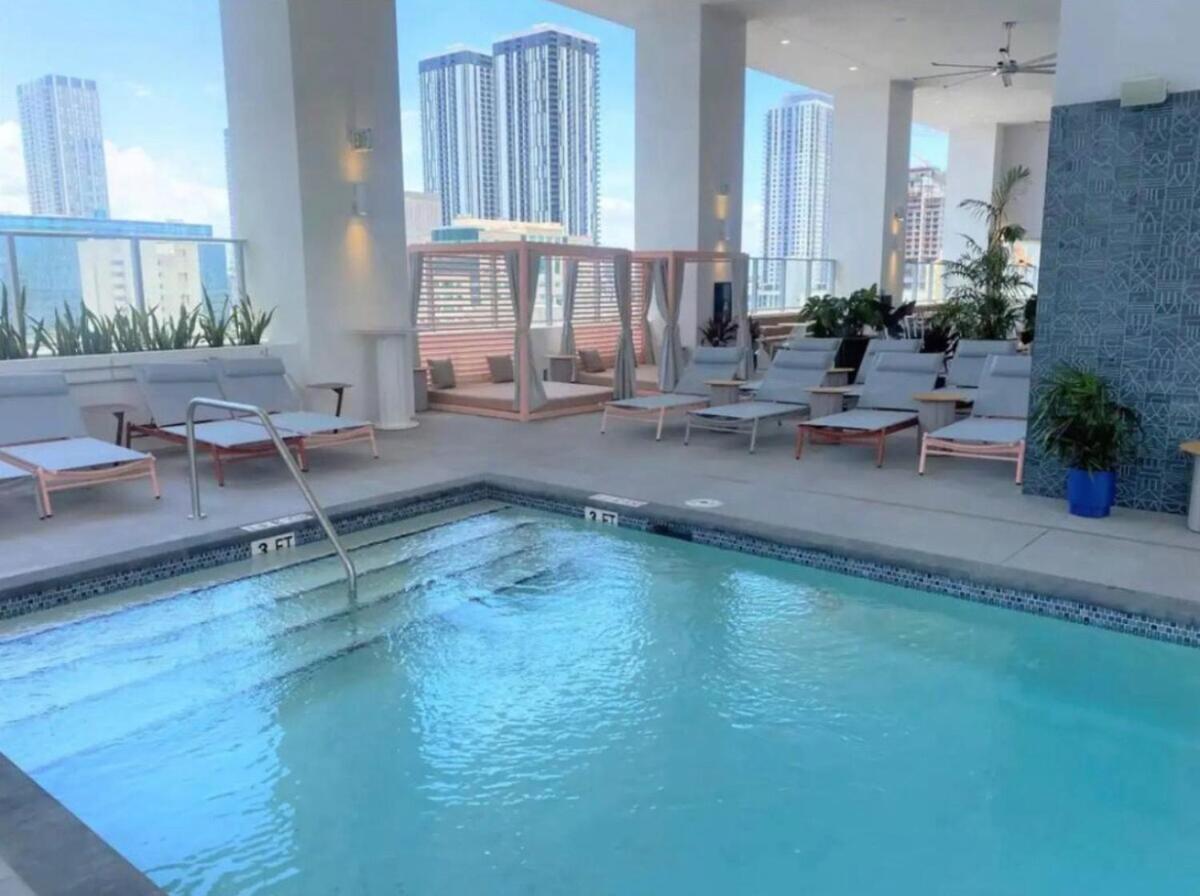 Modern Luxe Studio In Downtown Miami With Rooftop Pool And Gym *